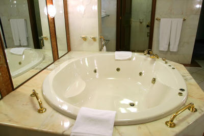 jetted-tub-modern-bathroom